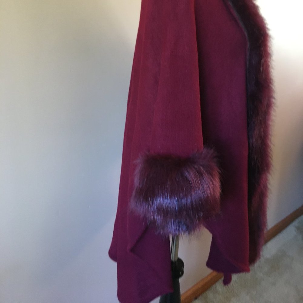 Knit Cape with Faux Fur Trim – One Size - Picture 3 of 6